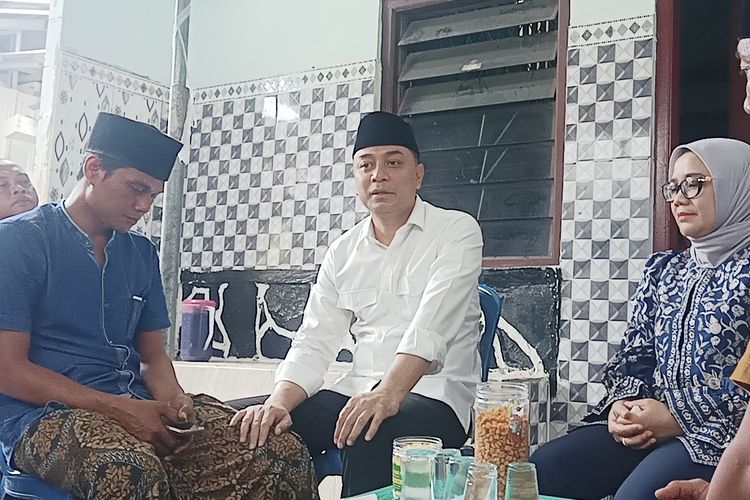 Wali Kota Surabaya, Eri Cahyadi di rumah korban meninggal saat Ponpes Al Khoziny ambruk, Rabu (1/10/2025).