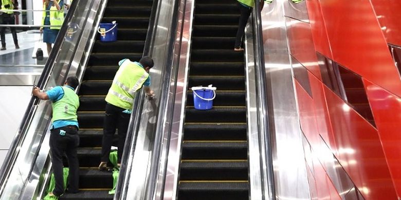 Petugas tengah membersihkan eskalator stasiun MRT Bukit Bintang, Malaysia