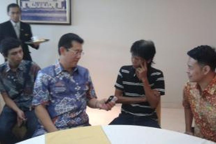 Bupati Malinau Kalimantan Utara Yansen Tipa Padan, dan Pemimpin Redaksi Kompas.com Achmad Subechi, sebelum mengikuti diakusi Kompasiana, di Hotel Santika, Jakarta, Sabtu (8/11/2014).