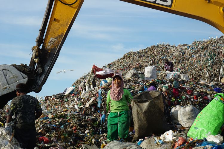 Bagi Lestari, TPA Terjun Bukan Gunungan Sampah, Melainkan “Tumpukan Rezeki”