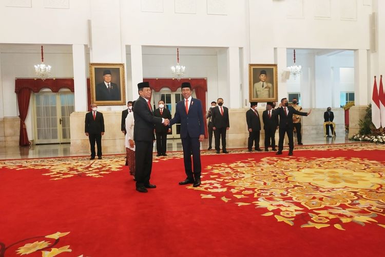 Presiden Joko Widodo memberikan selamat kepada Johanis Tanak usai dilantik sebaagai Wakil Ketua KPK di Istana Negara, Jumat (28/10/2022).