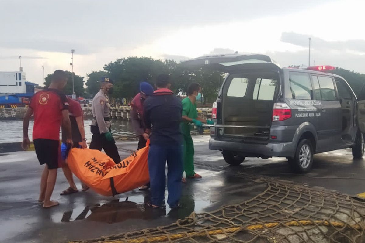Petugas saat melakukan evakuasi terhadap mayat pria tanpa identitas yang ditemukan mengambang di dekat dermaga PT Wilmar Nabati Indonesia, Perairan Gresik, Rabu (8/6/2022). *** Local Caption *** Petugas saat melakukan evakuasi terhadap mayat pria tanpa identitas yang ditemukan mengambang di dekat dermaga PT Wilmar Nabati Indonesia, Perairan Gresik, Rabu (8/6/2022).