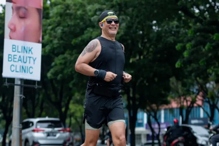 Irfan Prasatya (60) yang masih aktif berolahraga lari, bahkan sampai menjual kendaraan pribadi supaya bisa berjalan kaki sambil memanfaatkan transportasi umum.