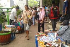 Sisi Luar Stasiun Jakarta Kota Dipenuhi PKL