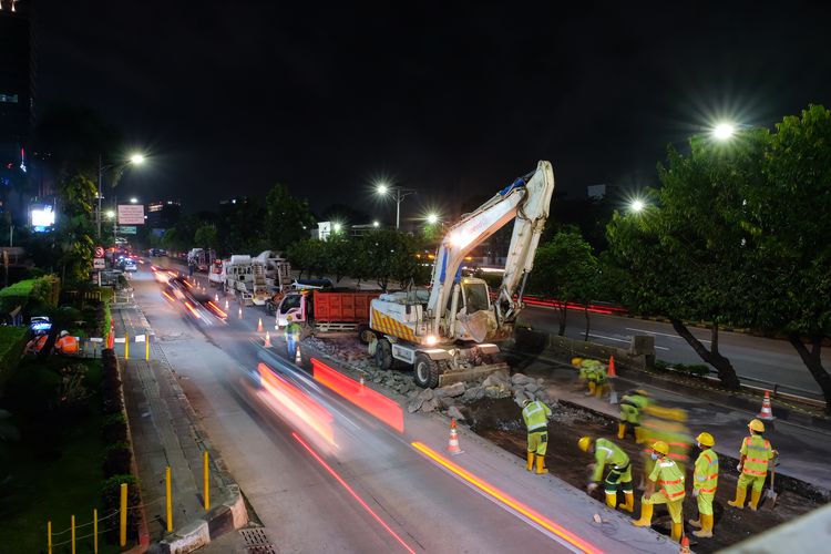 PT Solusi Bangun Indonesia Tbk (SBI) dan Dinas Bina Marga DKI Jakarta kembali berkolaborasi perbaiki jalan skses utama Jembatan Marunda. Jumat (8/9/2023), Jembatan Marunda sudan bisa dilintasi warga.