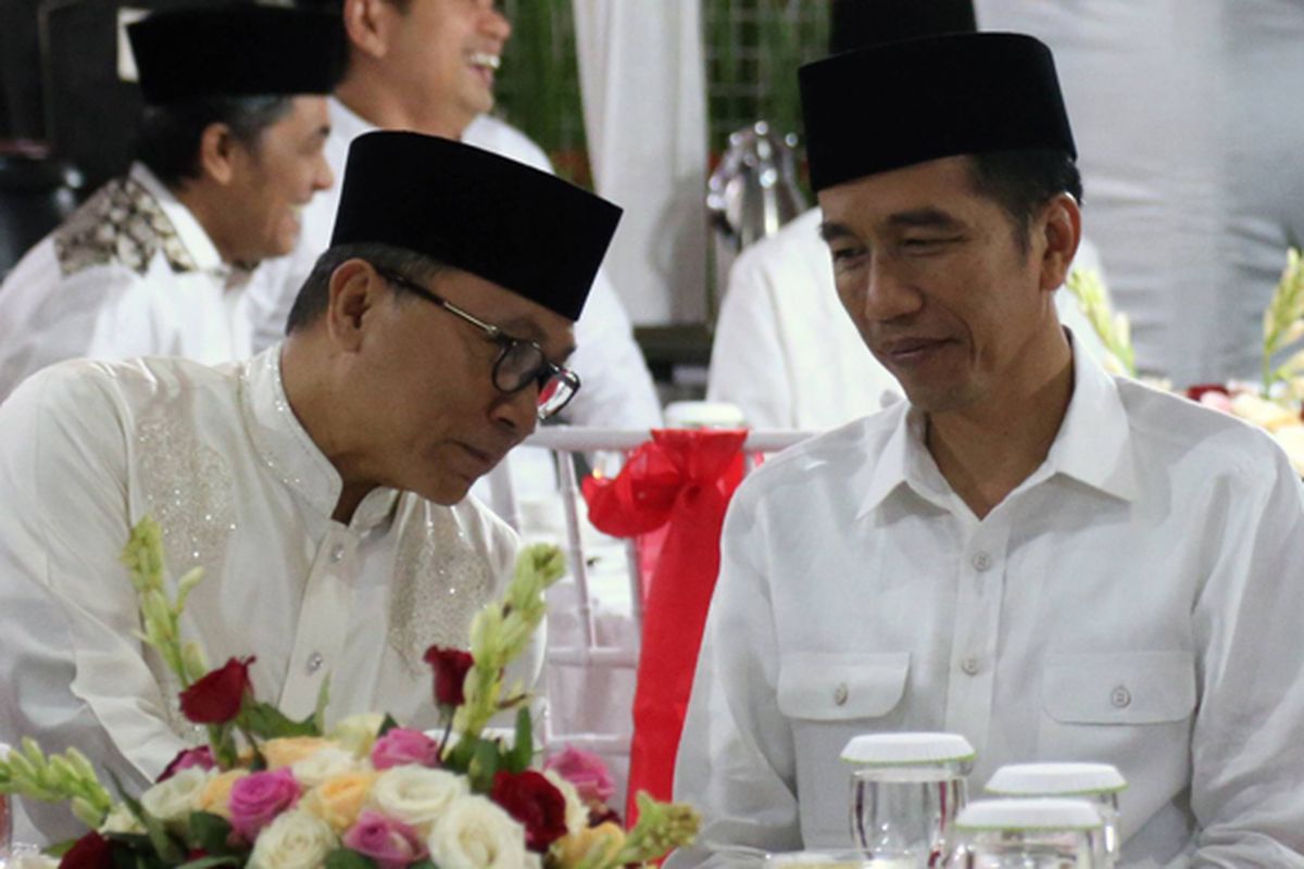 Presiden Joko widodo (tengah) berbincang dengan Ketua Majelis Permusyawaratan Rakyat Zulkifli Hasan yang juga Ketua Umum Partai Amanat Nasional dalam acara buka puasa bersama Pimpinan MPR, di Rumah Dinas Ketua MPR, Jakarta, Jumat (2/6/2017). 