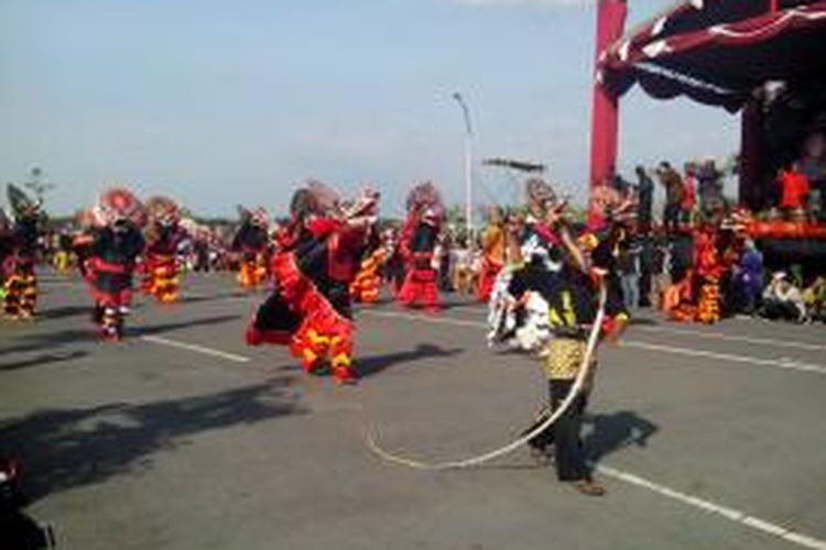 Sebagian penari Barong dalam Tari Kolosal 1.000 Barongan di Kabupaten Kediri, Jawa Timur, Sabtu (16/8/2014).