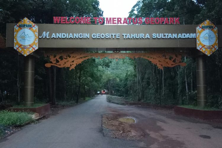 Pintu gerbang salah Geosite Mandiangin yang masuk dalam kawasan Geopark Meratus yang ada di Kalimantan Selatan.
