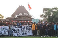 Demonstran Memaksa Masuk Balai Kota Solo, Teriak Pulangkan Jokowi 