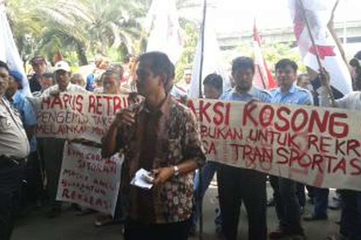 Ratusan pengemudi taksi melakukan unjuk rasa di Kawasan Rekreasi Ancol, Jakarta Utara, Rabu (7/5/2014).