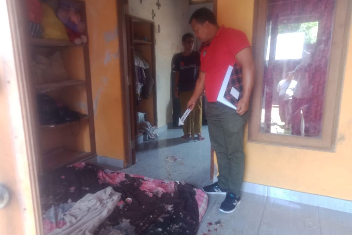 Polisi melakukan olah TKP kejadian penusukan di sebuah rumah di Desa Pemuteran, Kecamatan Gerokgak, Kabupaten Buleleng, Provinsi Bali, Rabu (2/10/2024). 
