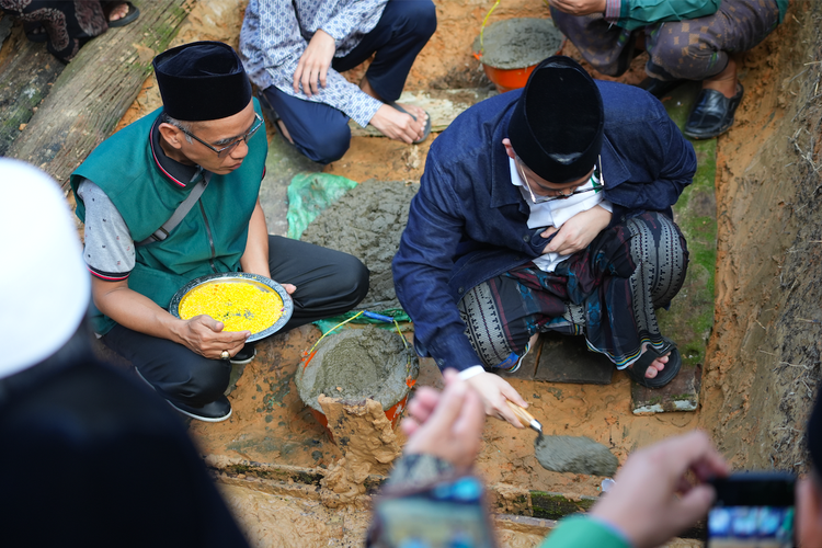Nahdlatul Wathan (NW) jadi organisasi massa Islam pertama yang membangun kantor pusat, pondok pesantren, dan fasilitas pendukung dakwah di Ibu Kota Nusantara (IKN). Hal ini ditandai dengan peletakan batu pertama pembangunan kompleks Nahdlatul Wathan di Buluminung, Penajam, Penajam Paser Utara (PPU), Kalimantan Timur, pada Minggu (5/5/2024), oleh Ketua Umum Pengurus Besar Nahdlatul Wathan (PBNW) TGKH Lalu Gede Zainuddin Atsani.