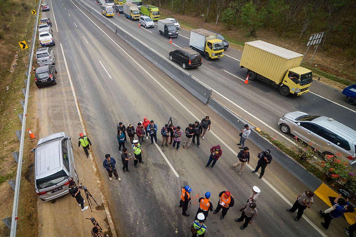 Petugas Traffic Accident Analysis (TAA) Polda Jabar melakukan olah TKP kecelakaan beruntun di KM 91 Tol Cipularang, Kabupaten Purwakarta, Jawa Barat, Selasa (3/9/2019). Olah TKP tersebut dilakukan untuk mengetahui penyebab kecelakaan beruntun yang melibatkan 21 kendaraan dan menyebabkan 8 orang tewas pada Senin kemarin.