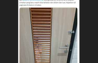 Tangkapan layar twit foto bernarasi pintu WC di Stasiun Cimekar dapat dilihat dari luar viral di media sosial.