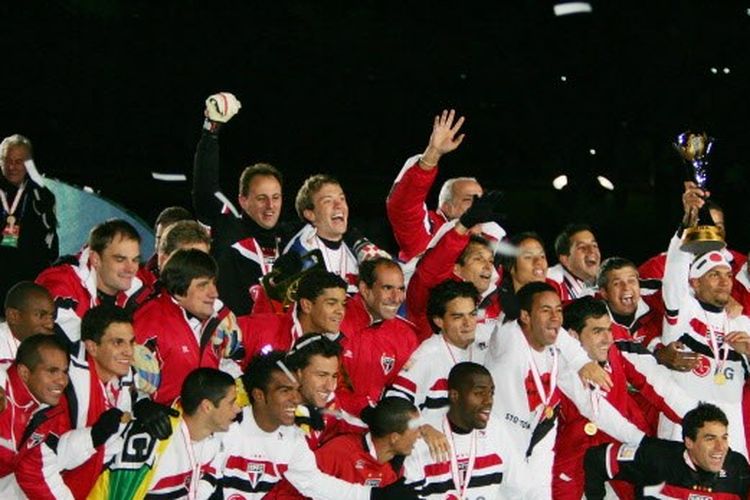 Sao Paulo merayakan gelar juara Piala Dunia Antarklub FIFA seusai mengalahkan Liverpool di Stadion Internasional Yokohama, Jepang, 18 Desember 2005.