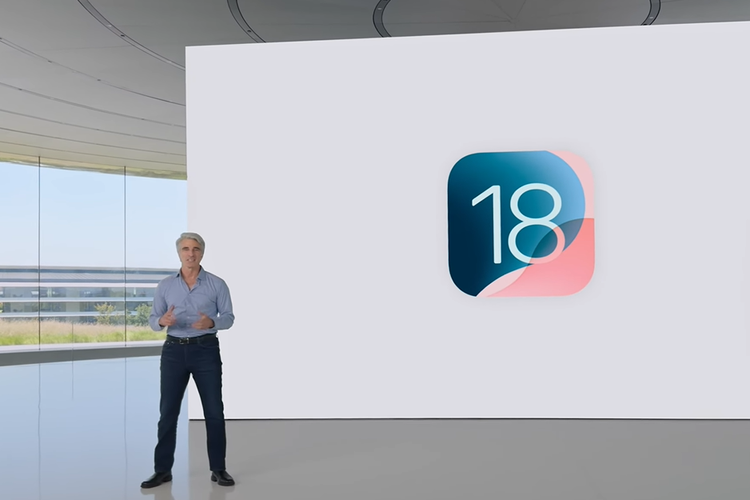 Craig Federighi, SVP, Software Engineering Apple saat mempresentasikan iOS 18 di keynote WWDC 2024.