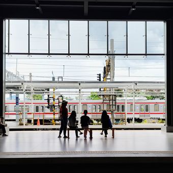 Potrait calon penumpang sedang menunggu kereta di Peron 2 Stasiun Tanah Abang Baru, Jakarta Pusat, Kamis (6/11/2025).3 