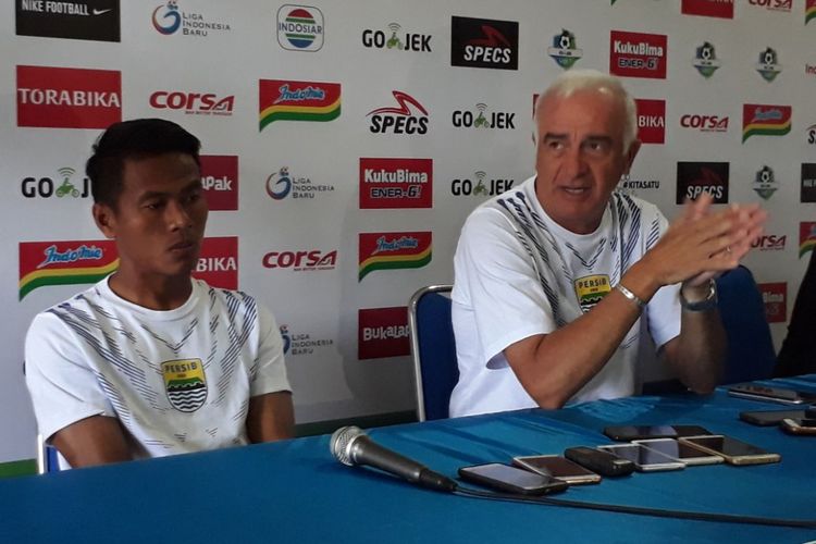 Pelatih Persib Bandung, Roberto Carlos Mario Gomez dalam konferensi pers di Kantor Arema FC, Sabtu (14/4/2018)