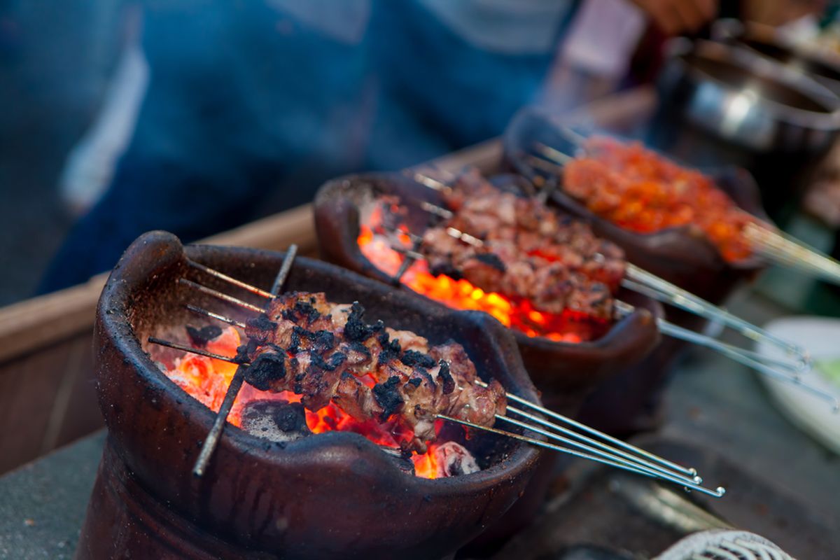 Tak hanya gudeg, kamu juga bisa menyicipi sate klatak saat berada di Yogyakarta.