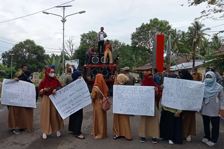 Aksi guru honorer adalah di SMA/SMK di Kantor Gubernur Provinsi Maluku Utara dan DPRD menuntut gaji mereka yang sudah 8 bulan segera dibayarkan, Senin (20/12/2022). Apa itu honrer? Pegawai honorer adalah pekerja instansi pemerintah yang berstatus non-PNS dan non-PPPK.