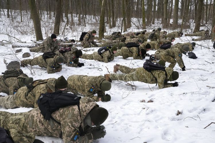 Anggota Pasukan Pertahanan Teritorial Ukraina, unit militer sukarelawan Angkatan Bersenjata, berlatih di taman kota di Kiev, Ukraina, Sabtu, 22 Januari 2022.