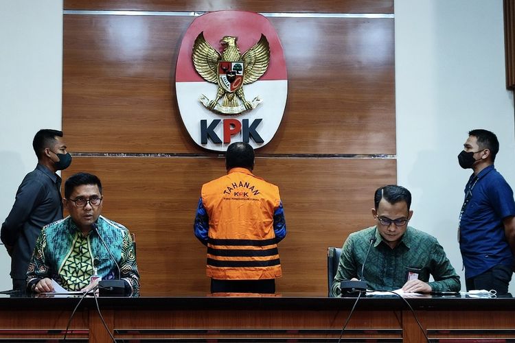 Deputi Penindakan dan Eksekusi Komisi Pemberantasan Korupsi (KPK) Karyoto dalam konferensi pers penahanan Kepala Bagian Kesejahteraan Rakyat (Kesra) Sekretariat Daerah (Setda) Kabupaten Mimika, Marthen Sawy, Selasa (20/9/2022). Marthen sebelumnya telah ditetapkan tersangka kasus dugaan korupsi pembangunan Gereja Kingmi Mile 32 bersama Bupati Kabupaten Mimika, Eltinus Omaleng dan Direktur PT Waringin Megah, Teguh Anggara.