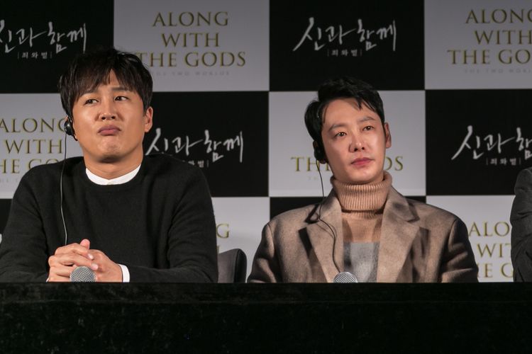 Artis peran Cha Tae Hyun dan rekan seprofesinya Kim Dong Wook dalam jumpa pers film Along With The Gods: The Two Worlds di Lotte World Tower, Jamsil, Seoul, Korea Selatan, Senin (18/12/2017).