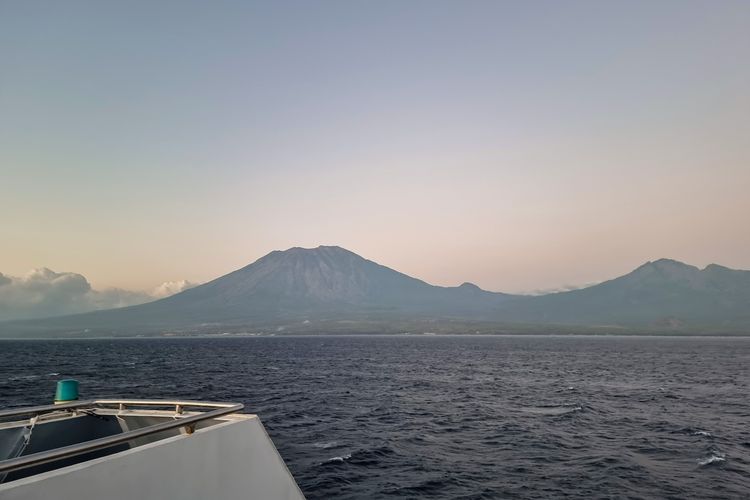 Gunung Agung, atap Pulau Bali Dilihat dari Kapal KM Kirana VII Surabaya-Lombok.