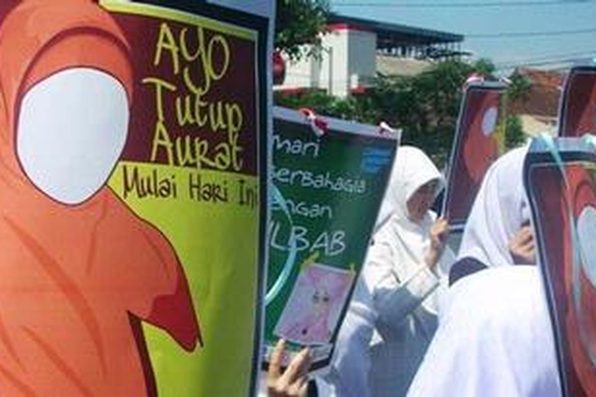 Puluhan mahasiwa Malang yang tergabung dalam Forum Silaturrahim Lembaga Dakwah Kampus dan KAMMI menggelar aksi tolak Valentine Day, dan mendeklarasikan hari Tutup Aurat Internasional, di Alun-alun Kota Malang, Jawa Timur, Selasa (14/2/2012).   