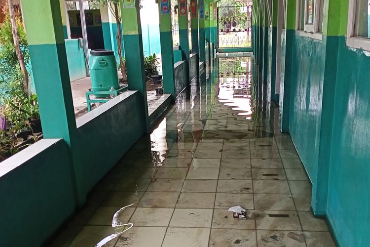 Ratusan siswa dan siswi Sekolah Dasar Griya Bandung Indah di Desa Buah Batu, Kecamatan Bojongsoang, Kabupaten Bandung, Jawa Barat terpaksa diliburkan lantaran beberapa kelas milik sekolah terendam banjir yang sudah berlangsung sejak 2017 silam.