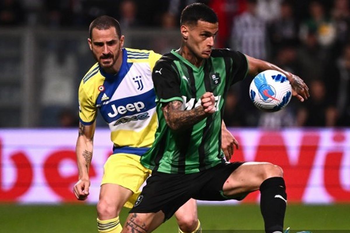 Aksi Leonardo Bonucci (kiri) saat berupaya merebut bola dari Gianluca Scamacca (kanan) dalam laga Sassuolo vs Juventus di Stadion Mapei, Selasa (26/4/2022).