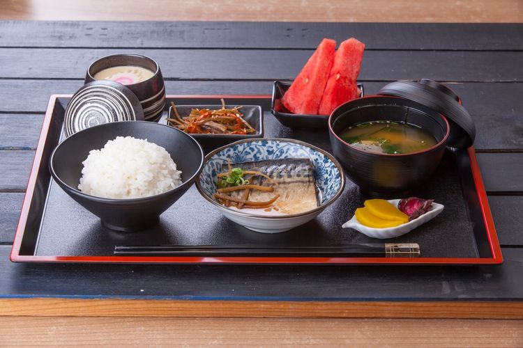 Ilustrasi menu makan siang ala Jepang. 