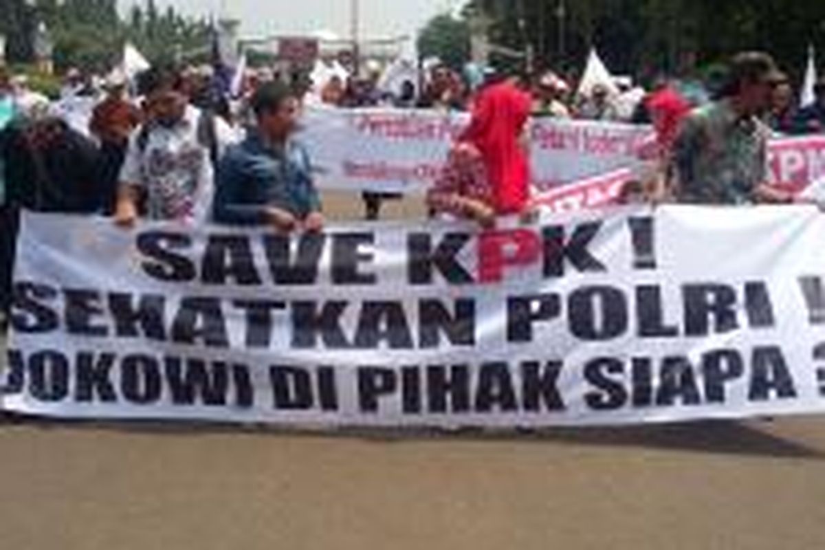 Massa dari berbagai ormas dan mahasiswa melakukan aksi longmarch dari Patung Kuda Arjuna Wiwaha, Thamrin, menuju Istana Merdeka, Jakarta, Rabu (28/1/2015).