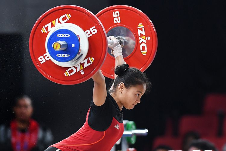 Atlet angkat besi Indonesia Windy Cantika Aisah mengangkat beban dalam pertandingan Angkat Besi 49Kg Wanita kategori Snatch SEA Games ke-30 di Stadion RSMC Nino Aquino, Manila, Filipina, Senin (2/12/19). Windy Cantika Aisah berhasil mengangkat total beban tertinggi 190Kg sehingga meraih medali emas.