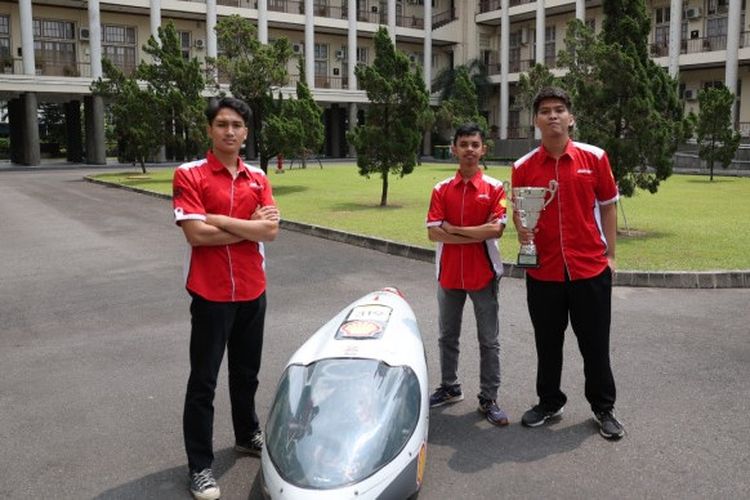 Tim Semar UGM dengan mobil listrik hemat energi yang menjadi juara dunia di ajang Shell Eco-marathon cabang lomba Autonomous Programming Competition (APC) 2023.