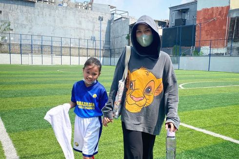 Cerita Zaskia Adya Mecca Daftarkan Putrinya ke Akademi Sepak Bola