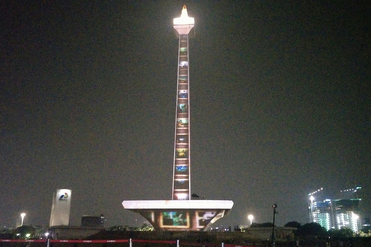 Video mapping Monas di kawasan Monas, Jakarta Pusat, Jumat (20/12/2019).