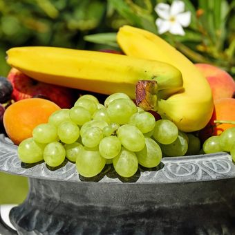 ilustrasi buah-buahan segar. 