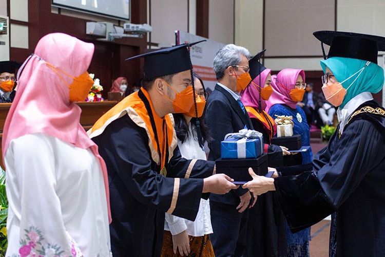 Rektor Itenas saat memberikan Piagam Prestasi Akademik, hadiah, dan kenang-kenangan kepada wisudawaan cum laude. 

