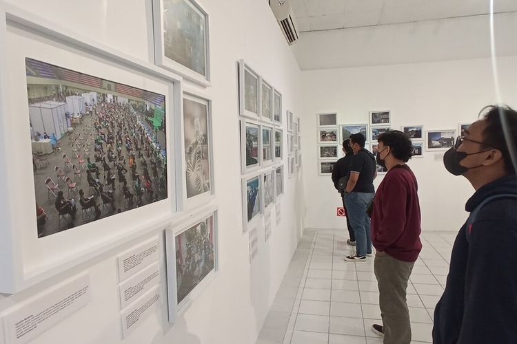 Pengunjung pameran foto di Bentara Budaya Yogyakarta, Senin (6/12/2021)