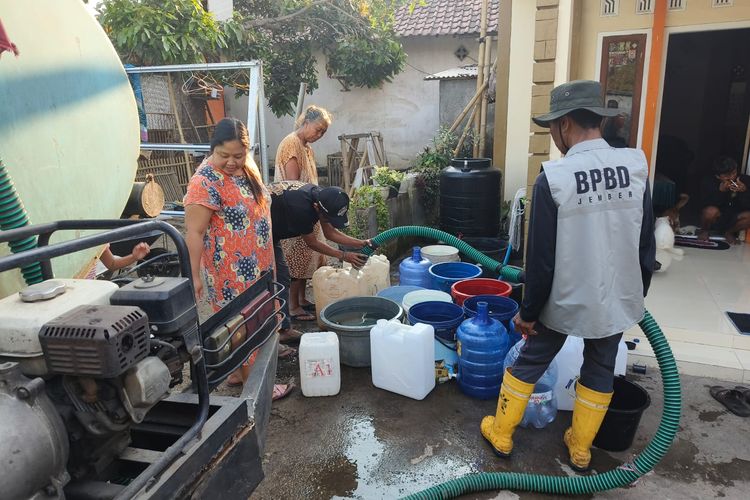 BPBD Jember droping air bersih pada warga yang mengalami kesulitan air 