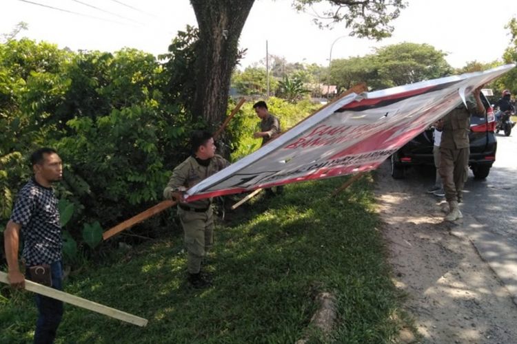 Bawaslu Luwu Utara turunkan alat peraga kampanye yang terpasang dan menyalahi aturan, Jumat (19/10/2018) 