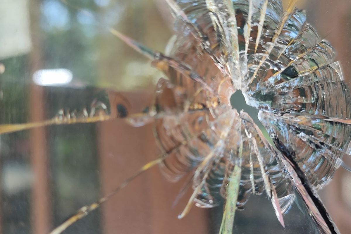 Lubang pada kaca pintu garasi di rumah Supartinah pada Pedukuhan VII, Kalurahan Tayuban, Kapanewon Panjatan, Kabupaten Kulon Progo, Daerah Istimewa Yogyakarta.