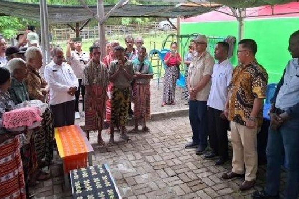Sekda TTS mengalungkan selendang ke Tim BGN.