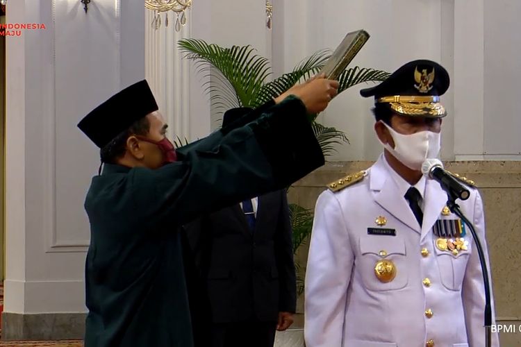 Presiden Joko Widodo melantik  Isdianto sebagai Gubernur Kepulauan Riau sisa masa jabatan 2016-2021. Pelantikan dilangsungkan di Istana Negara, Jakarta, Senin (27/7/2020). 