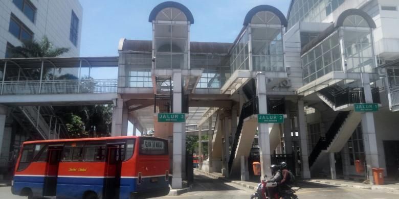 Metro Mini 62 melintasi Terminal Manggarai. Gambar diambil Kamis (19/1/2017).