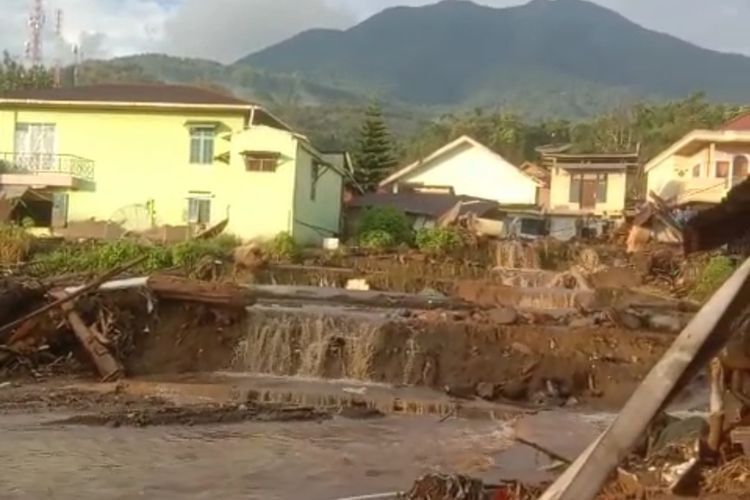 Rumah warga hancur akibat banjir lahar dingin, Minggu (12/5/2024) di Agam, Sumatera Barat