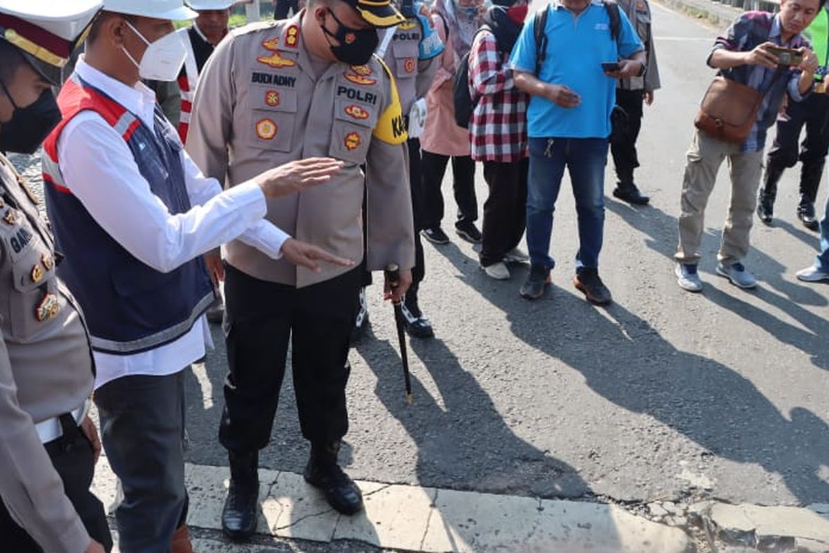 Kapolres Demak AKBP Budi Adhy Buono meninjau lokasi perbaikan Jembatan Wonokerto Jalur Semarang - Demak Rabu (20/7/2022). 
