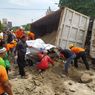 Diduga Rem Blong, Truk Pembawa Tanah Tabrak 3 Mobil, 2 Orang Masih Terjepit