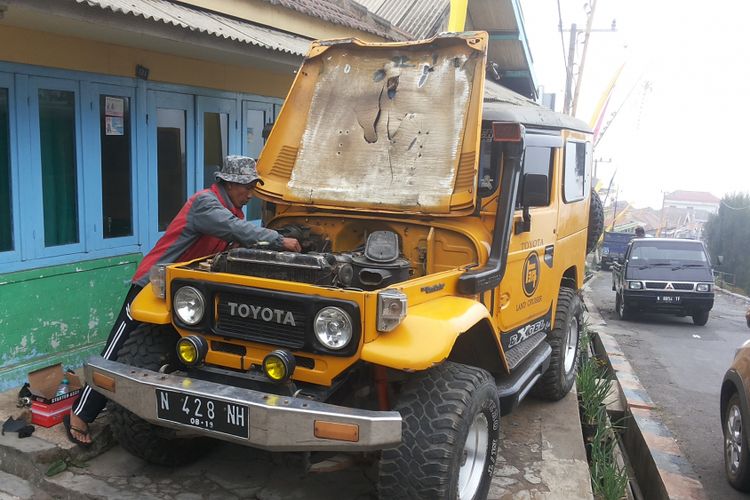 Musribut, salah seorang warga Ngadisari tampak sedang memperbaiki mobil Toyota Land Cruiser Hardtop miliknya. Ngadisari adalah salah satu desa yang berada di kawasan Gunung Bromo, Probolinggo.